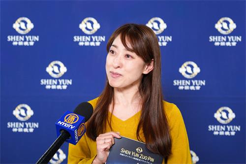 图6:原日本“宝冢歌剧团”演员麻树Yumemi盛赞神韵的演出精彩极了。(大<span style='max-width:0px!important;margin-left:-4px;color:#eee!important;'>.</span>纪<span style='max-width:0px!important;margin-left:-4px;color:#eee!important;'>.</span>元<span style='max-width:0px!important;margin-left:-4px;color:#eee!important;'>;</span>)