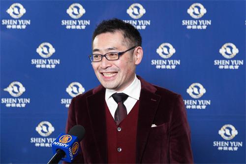 图12:美容品公司的部长中村显郎感受到神韵演员强大的内在美和整体力量。(大<span style='max-width:0px!important;margin-left:-4px;color:#eee!important;'>.</span>纪<span style='max-width:0px!important;margin-left:-4px;color:#eee!important;'>.</span>元<span style='max-width:0px!important;margin-left:-4px;color:#eee!important;'>;</span>)