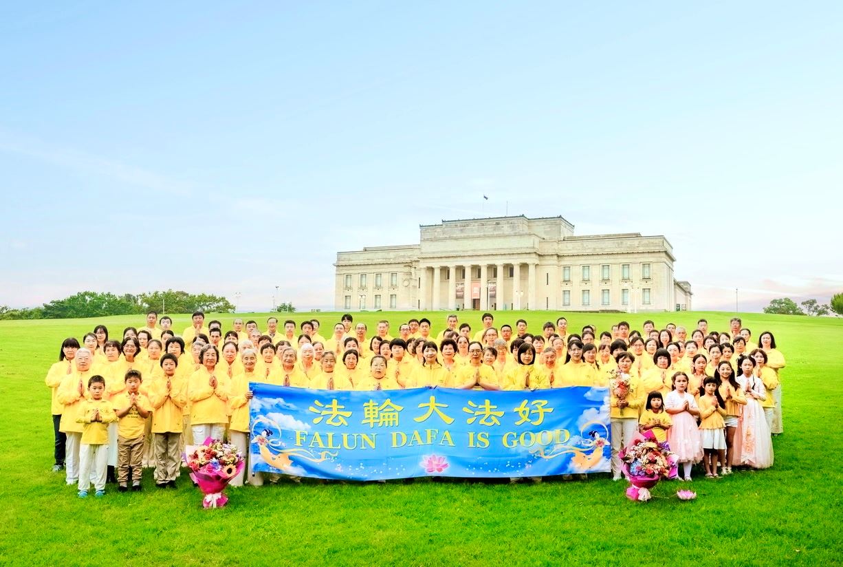 '图1:新西兰法轮功学员恭祝师父过年好'