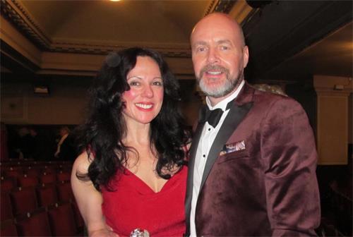 图14：二零二三年一月十一日晚，妮可‧戴蒙德（Nicole Diamond）和男友格雷厄姆‧英格利斯（Graham Inglis）一同观看今年神韵纽约艺术团在英国爱丁堡市的爱丁堡剧场的首场演出。（大<span style='max-width:0px!important;margin-left:-4px;color:#eee!important;'>.</span>纪<span style='max-width:0px!important;margin-left:-4px;color:#eee!important;'>.</span>元<span style='max-width:0px!important;margin-left:-4px;color:#eee!important;'>;</span>）