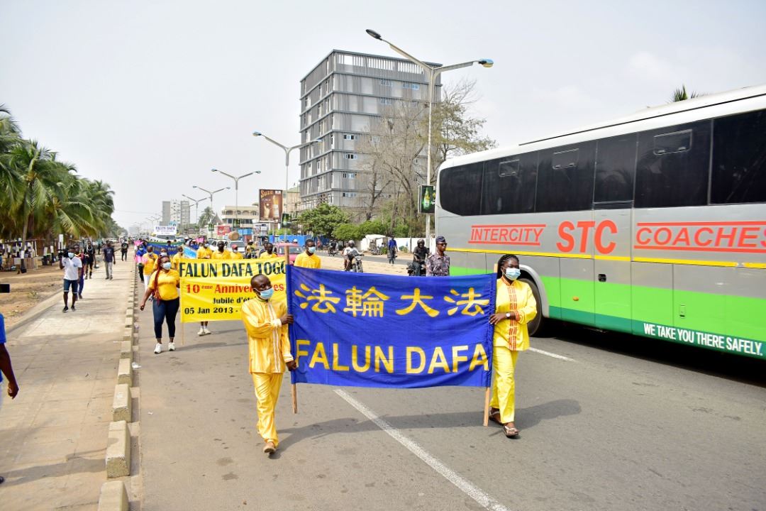 '图2~9:多哥法轮功学员的游行队伍经过首都洛美(Lomé)的主要街道。'
