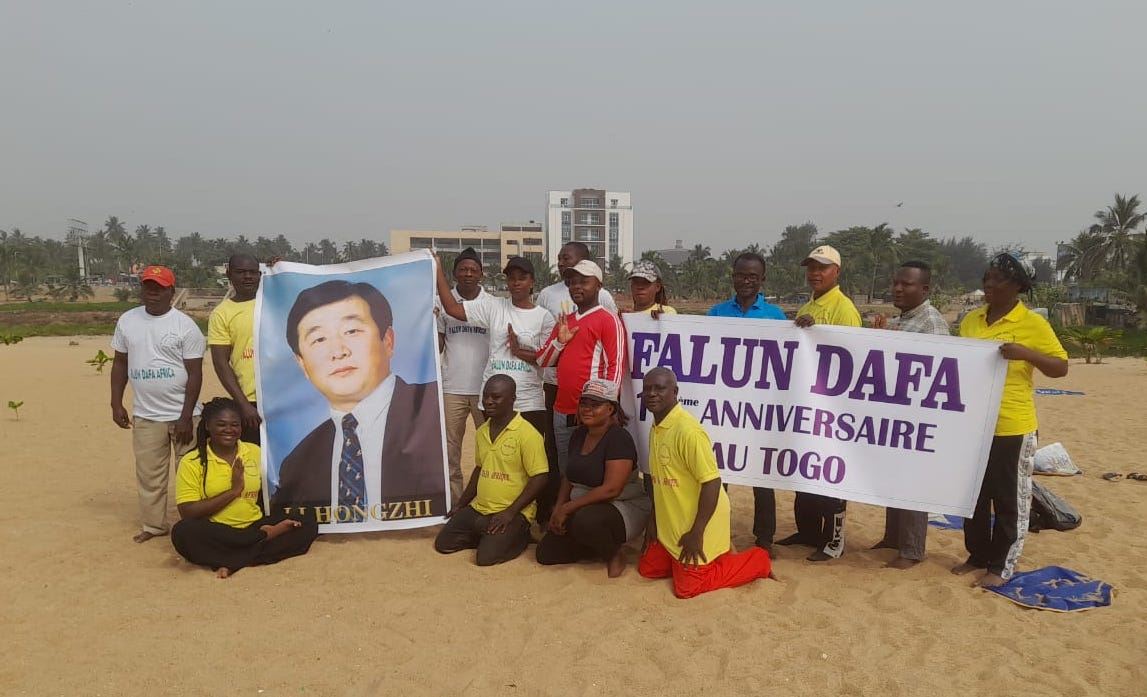 '图11:部份法轮功学员集会之后合影,庆祝法轮大法传入多哥十周年'