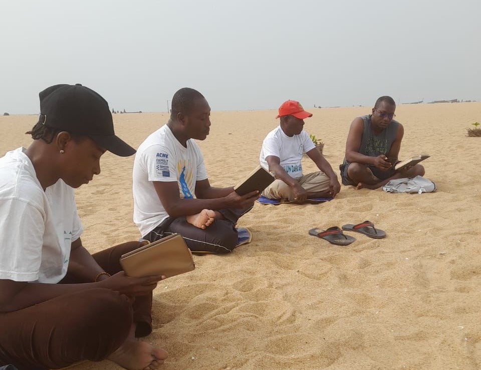 '图12:法轮功学员在海边炼功之后,集体学法。'