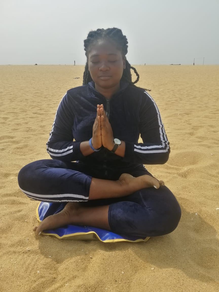 '图13:里奇-马伊在海滩打坐炼功'