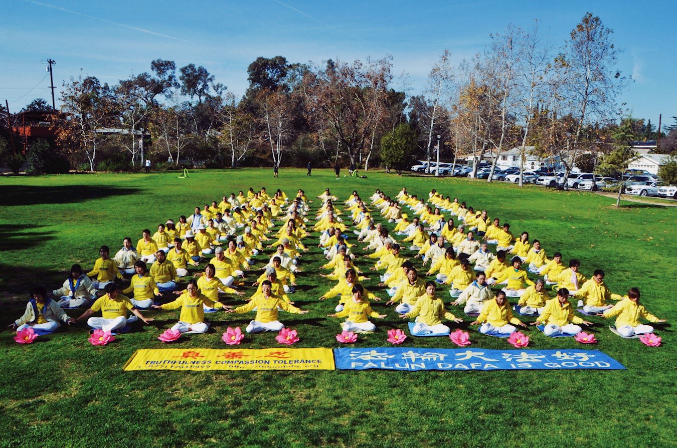 '图2:二零二三年大年初一,洛杉矶部份法轮功学员齐聚南加州华人区圣盖博市的文森特卢果公园集体炼功,告诉世人法轮大法的美好。'