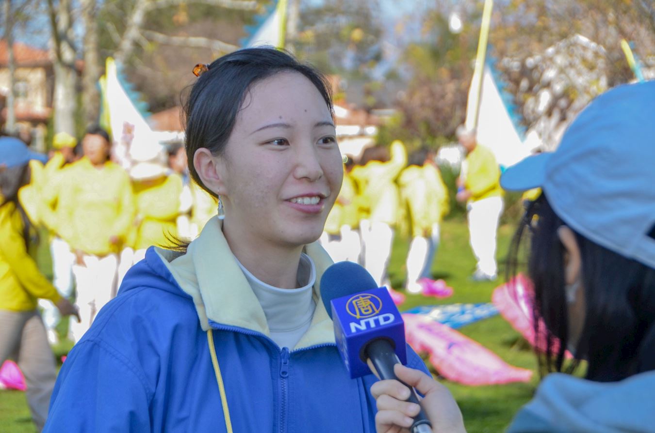 '图3:零零后大学生易玲达(Linda Yi)感恩大法和师父给予智慧,祝师父新年快乐。'