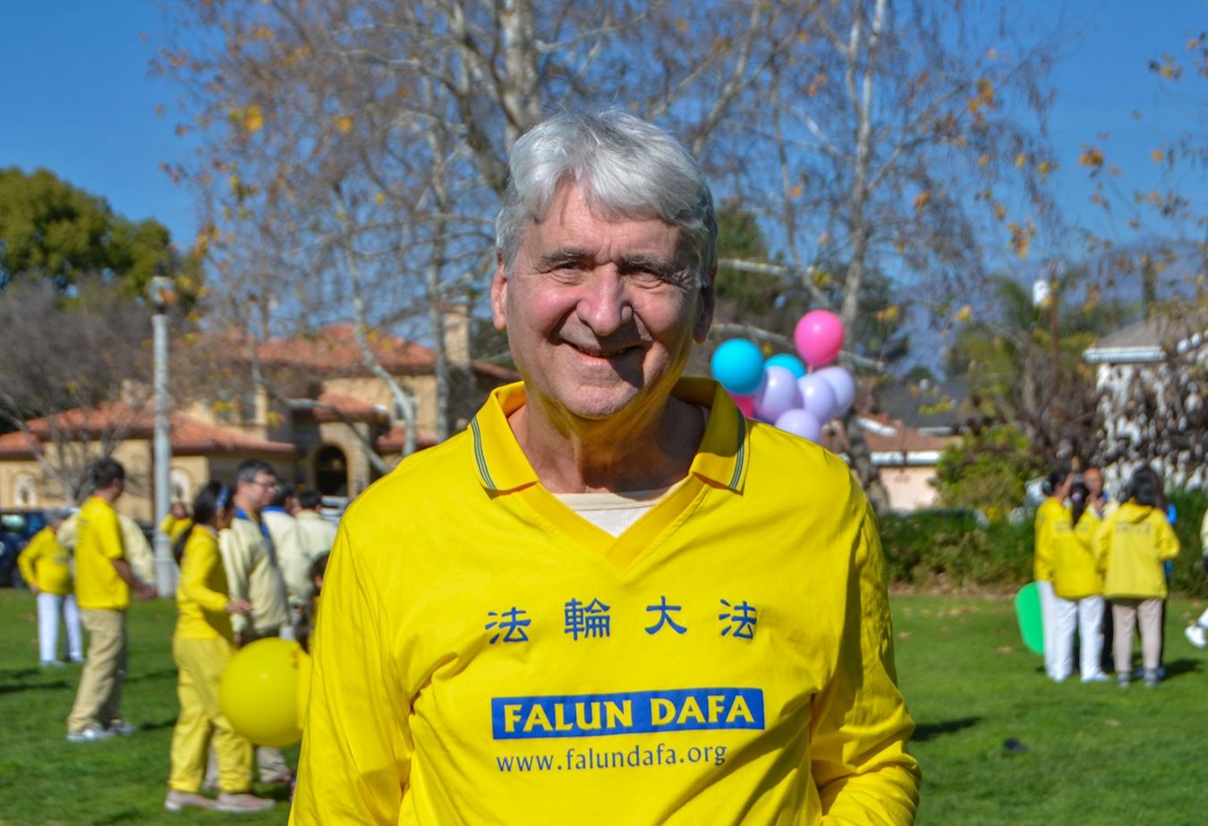 '图4:新学员汤姆·亚诺维奇(Tom Janowicz)修炼大法后,戒了酒,身体健康了。他说:“感谢师父把法轮大法传到全世界,使人都变得更好。”'