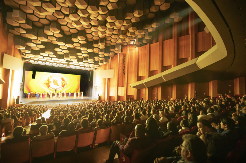 图3:二零二三年一月二日下午,神韵国际艺术团在休斯顿琼斯演艺中心(Jones Hall for the Performing Arts)的第十场演出大爆满。图为当天演出谢幕照。(大<span style='max-width:0px!important;margin-left:-4px;color:#eee!important;'>.</span>纪<span style='max-width:0px!important;margin-left:-4px;color:#eee!important;'>.</span>元<span style='max-width:0px!important;margin-left:-4px;color:#eee!important;'>;</span>)