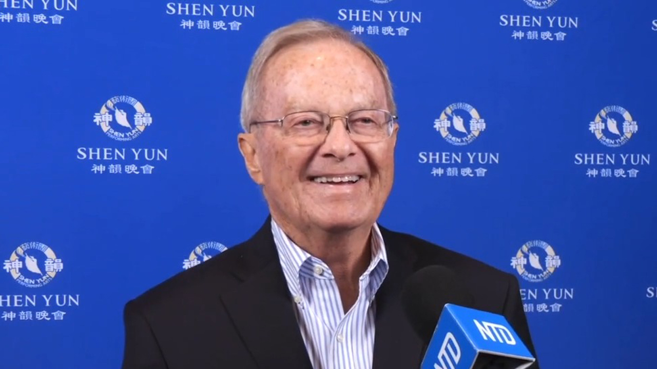 图6:北卡州众议员弗兰克·伊勒(Frank Iler)说:“(演出)美妙绝伦,这与我们以往看到的非常不同。”(新<span style='max-width:0px!important;margin-left:-4px;color:#eee!important;'>!</span>唐<span style='max-width:0px!important;margin-left:-4px;color:#eee!important;'>!</span>人<span style='max-width:0px!important;margin-left:-4px;color:#eee!important;'>:</span>电视台)