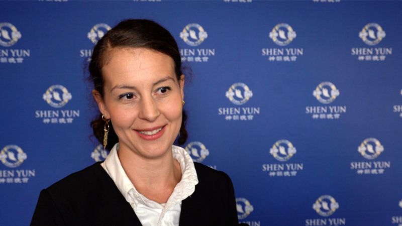 图8:前芭蕾舞演员胡安妮塔·罗伊(Juanita Roy)表示,神韵艺术家们在顶着压力传递真相,勇气令她钦佩。(新<span style='max-width:0px!important;margin-left:-4px;color:#eee!important;'>!</span>唐<span style='max-width:0px!important;margin-left:-4px;color:#eee!important;'>!</span>人<span style='max-width:0px!important;margin-left:-4px;color:#eee!important;'>:</span>电视台)