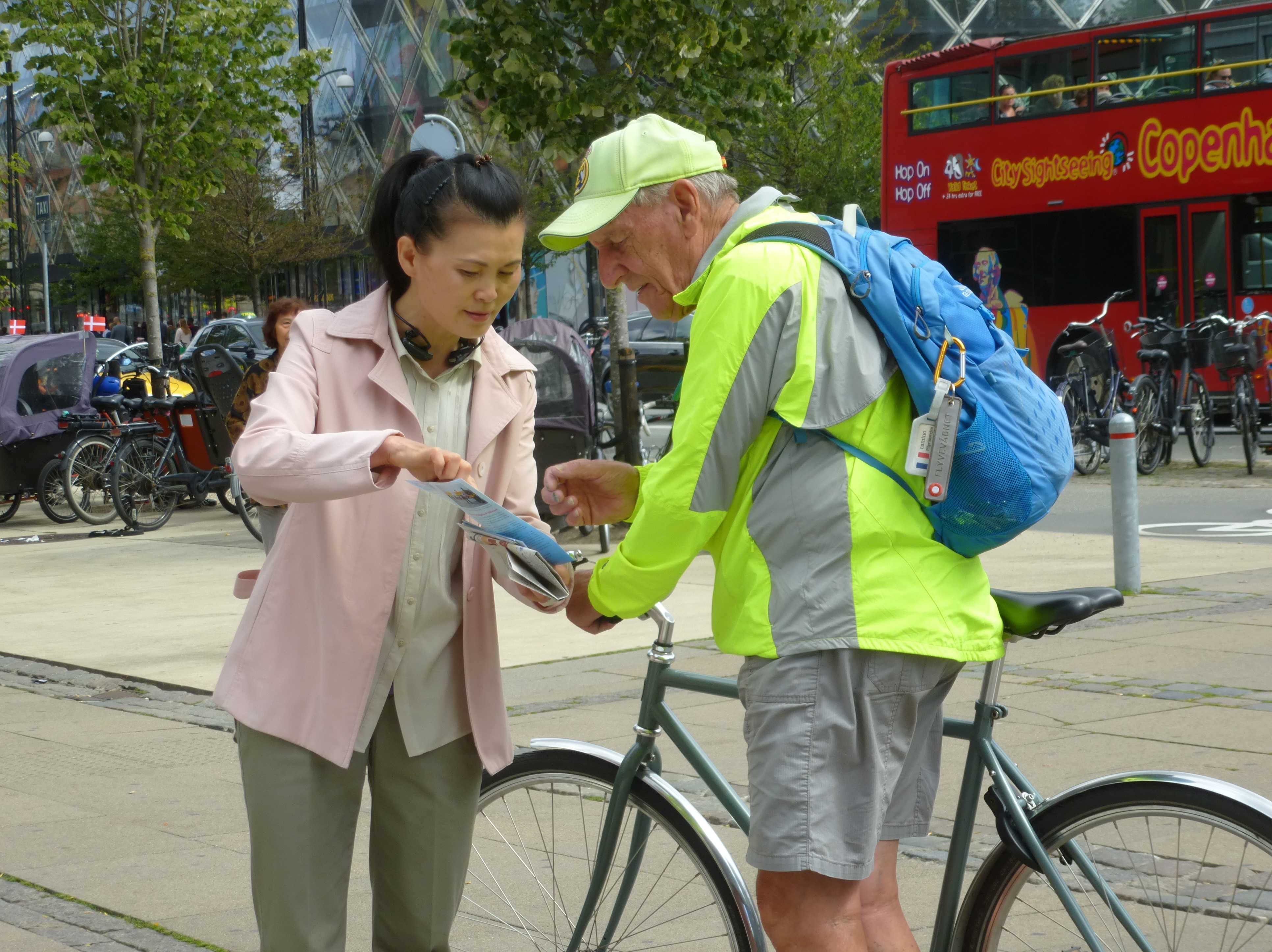 图1~3:丹麦与瑞典部份法轮大法学员每周六在丹麦首都哥本哈根市中心炼功、讲真相,揭露中共邪恶迫害。