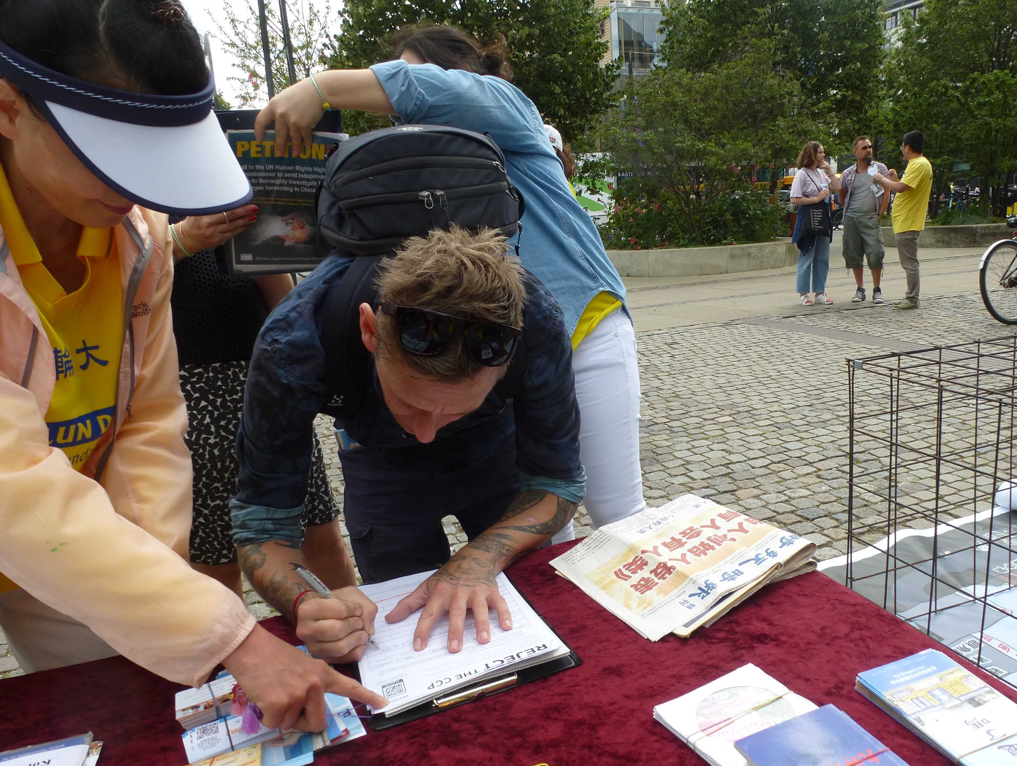 图4~6:人们签名支持解体中共。