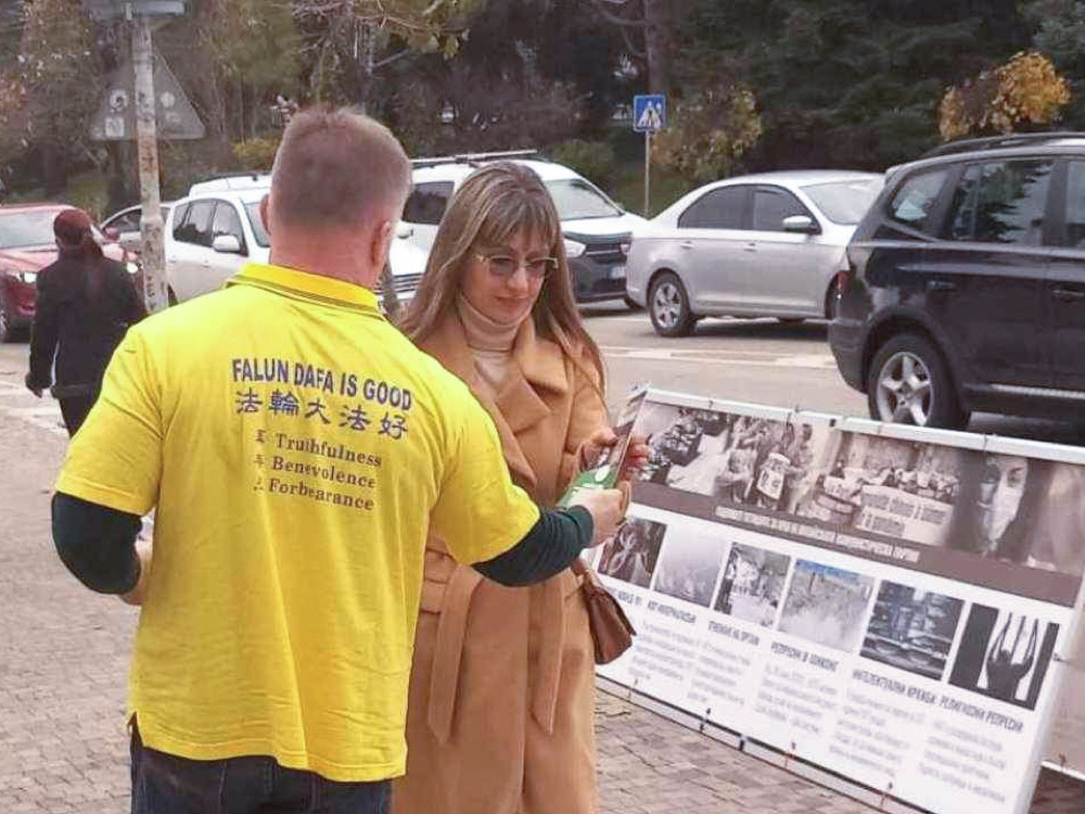 图1~2:二零二三年十二月二日,来自保加利亚的部份法轮功学员在大特尔诺沃市(Veliko Tarnovo)举办讲真相活动,揭露中共对法轮功长达二十四年的残酷迫害。