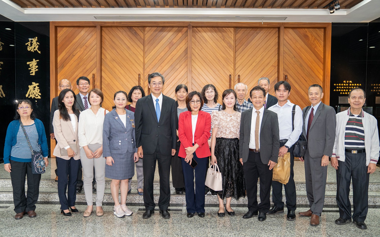 图2:高雄市议会议长康裕成女士(图中红衣女士)、追<span style='max-width:0px!important;margin-left:-4px;color:#eee!important;'>.</span>查<span style='max-width:0px!important;margin-left:-4px;color:#eee!important;'>!</span>国际组织台湾分会理事长王仲宇(右图五)与台湾营救受迫害法轮功学员协会副理事长管建忠(左图四)合影。