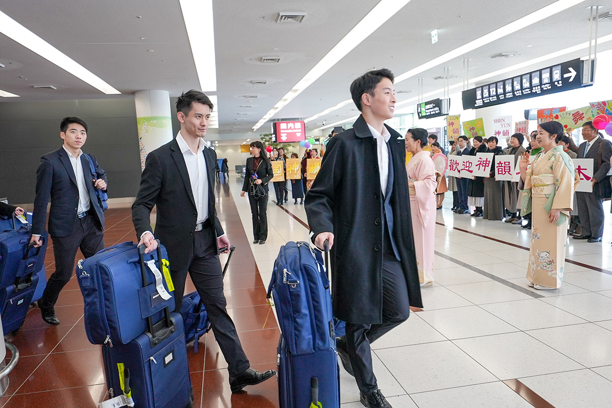 图2~3:神韵艺术艺术家们步出机场大厅,受到日本粉丝的热情迎接。(大<span style='max-width:0px!important;margin-left:-4px;color:#eee!important;'>.</span>纪<span style='max-width:0px!important;margin-left:-4px;color:#eee!important;'>.</span>元<span style='max-width:0px!important;margin-left:-4px;color:#eee!important;'>;</span>)