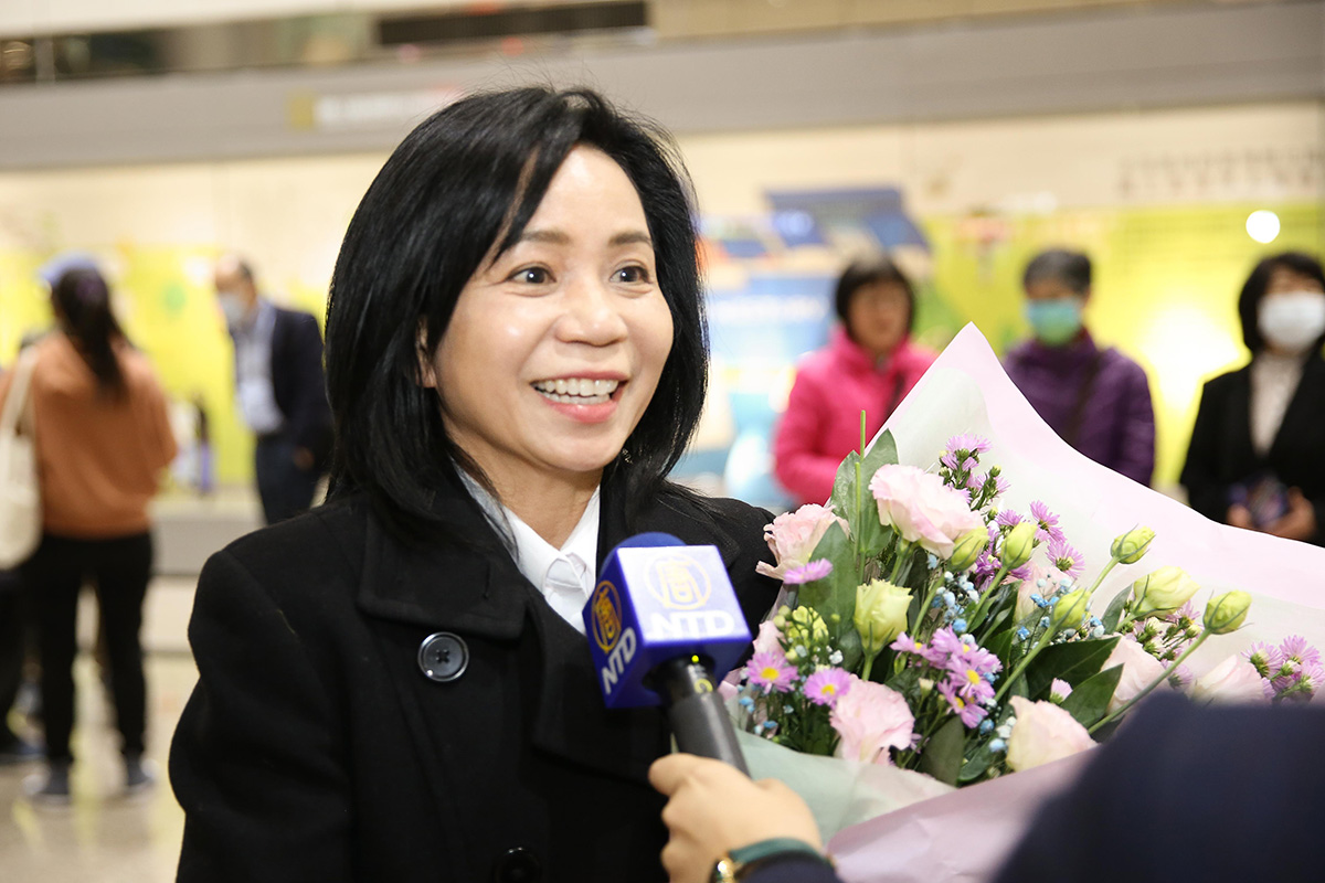 图3:神韵世界艺术团二零二三年二月二十日抵达台湾,乐团指挥林家绮接受媒体采访。(大<span style='max-width:0px!important;margin-left:-4px;color:#eee!important;'>.</span>纪<span style='max-width:0px!important;margin-left:-4px;color:#eee!important;'>.</span>元<span style='max-width:0px!important;margin-left:-4px;color:#eee!important;'>;</span>)