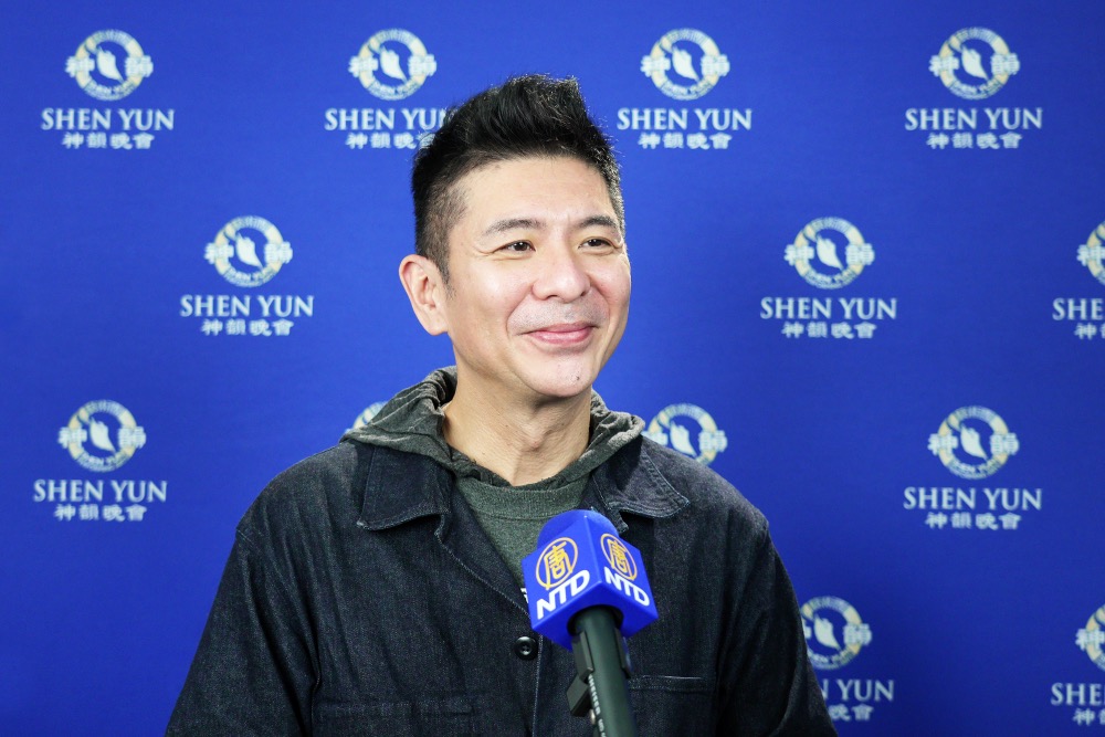 图6:二零二三年二月二十四日午间,金曲奖歌王荒山亮观赏神韵世界艺术团在苗栗县苗北艺文中心的首场演出。