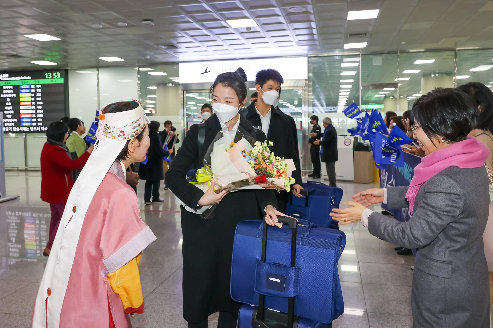 图13~14:韩国粉丝前往釜山机场接机,欢迎神韵。(大<span style='max-width:0px!important;margin-left:-4px;color:#eee!important;'>.</span>纪<span style='max-width:0px!important;margin-left:-4px;color:#eee!important;'>.</span>元<span style='max-width:0px!important;margin-left:-4px;color:#eee!important;'>;</span>)