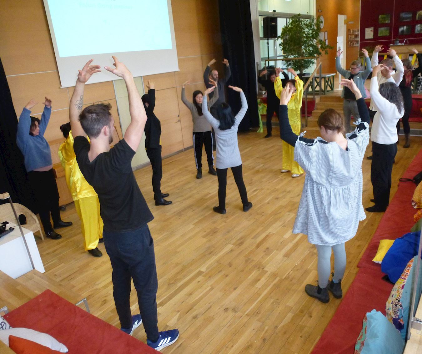 '图1~2:很多民众加入中西方学员的集体炼功'