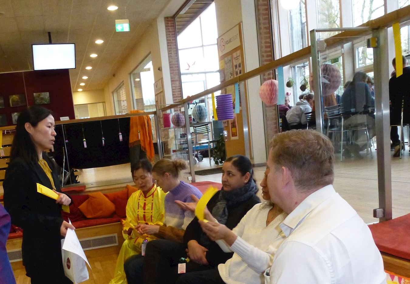 '图3:法轮功学员和碧玉(右二)女士和朋友本特(右四)女士深入交谈'