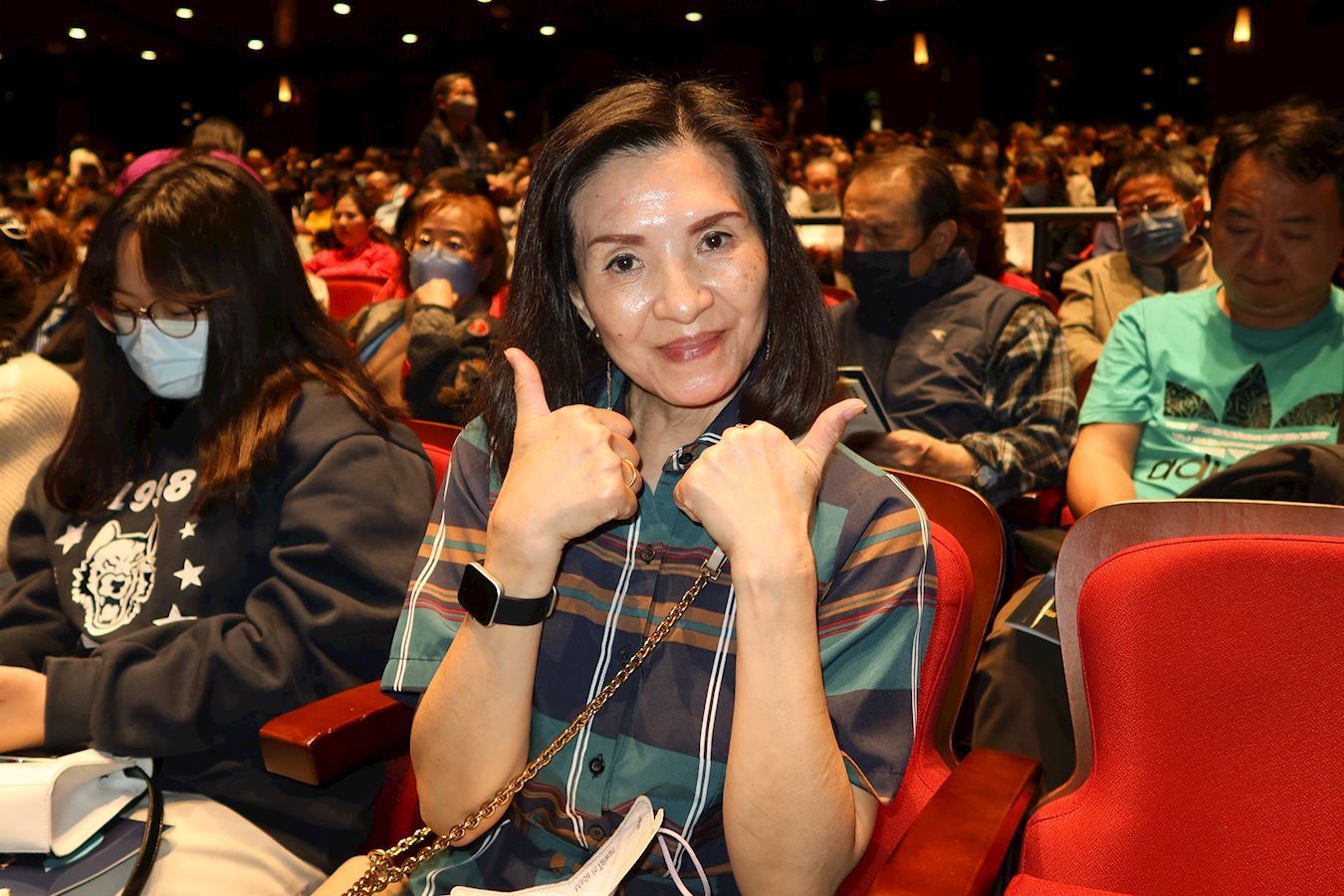 '图14:二零二三年三月十七日晚,台中市微笑协会执行长陈伊凡观赏神韵世界艺术团在彰化员林演艺厅的第三场演出。'