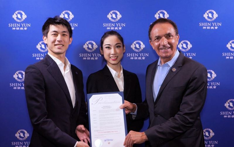 '图13:佛州劳德代尔堡的布劳沃德表演艺术中心,三月二十二日迎来了神韵新世界艺术团的第二场演出。市政府宣布三月二十一日至二十三日为该市的“神韵周”,市长特恩塔里斯(Dean