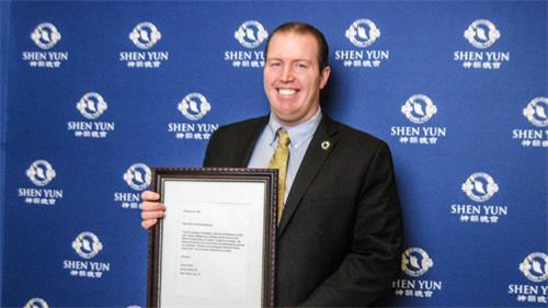 '图14：二零二三年二月二十五日，犹他州众议员奎因·科特（Quinn Kotter）到剧场向神韵颁发褒奖，并观赏了当晚的神韵演出。（大<span