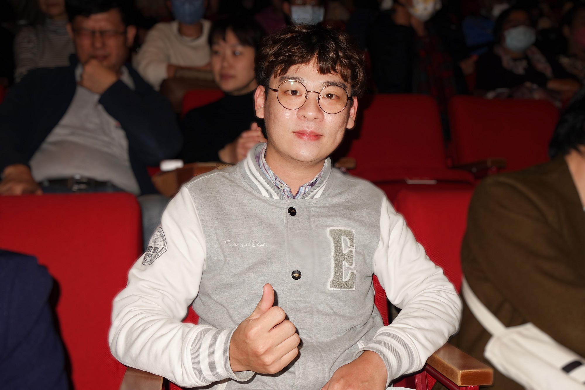 图4:谈到观看神韵的感觉,雷音剧坊团长陈建霖说:“就是叹为观止,awesome(太惊艳了)那种感觉。”(大<span style='max-width:0px!important;margin-left:-4px;color:#eee!important;'>.</span>纪<span style='max-width:0px!important;margin-left:-4px;color:#eee!important;'>.</span>元<span style='max-width:0px!important;margin-left:-4px;color:#eee!important;'>;</span>)