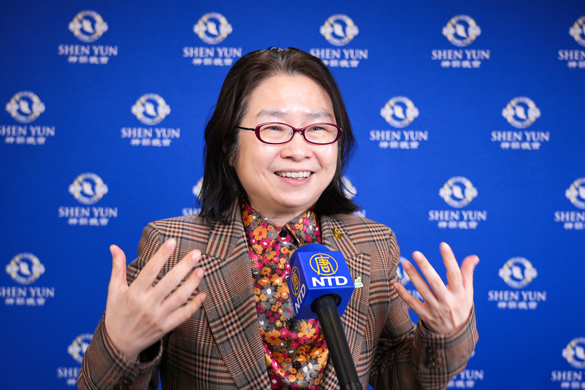 图8:二零二三年三月二十四日晚,律师蔡慧玲观赏神韵世界艺术团在台北表演艺术中心的第四场演出。(新<span style='max-width:0px!important;margin-left:-4px;color:#eee!important;'>!</span>唐<span style='max-width:0px!important;margin-left:-4px;color:#eee!important;'>!</span>人<span style='max-width:0px!important;margin-left:-4px;color:#eee!important;'>:</span>电视台)