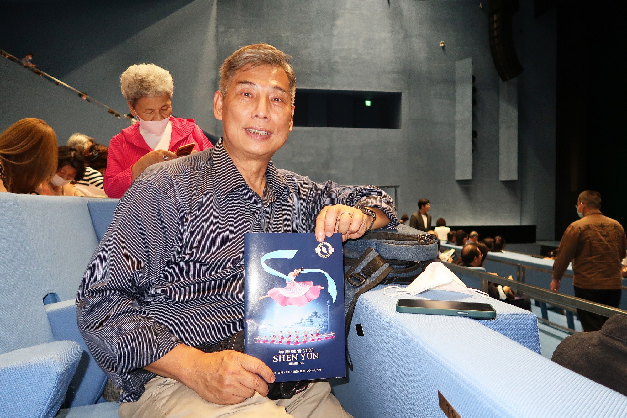 图9:二零二三年三月二十三日,前台湾大学应用力学教授陈兆勋观赏神韵世界艺术团在台北艺术中心第三场演出。(大<span style='max-width:0px!important;margin-left:-4px;color:#eee!important;'>.</span>纪<span style='max-width:0px!important;margin-left:-4px;color:#eee!important;'>.</span>元<span style='max-width:0px!important;margin-left:-4px;color:#eee!important;'>;</span>)