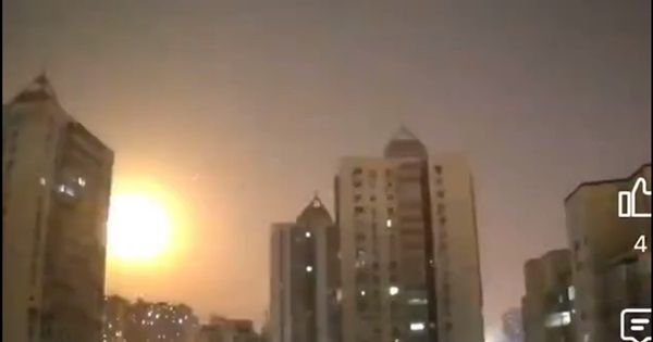 图4~5:二零二三年三月二十七日0时10分,北京夜空中出现一颗明亮的青绿色火流星,先后两次爆闪,第一次为青蓝色,第二次为橙红色,把地面照射得如同白昼。(网络视频截图)