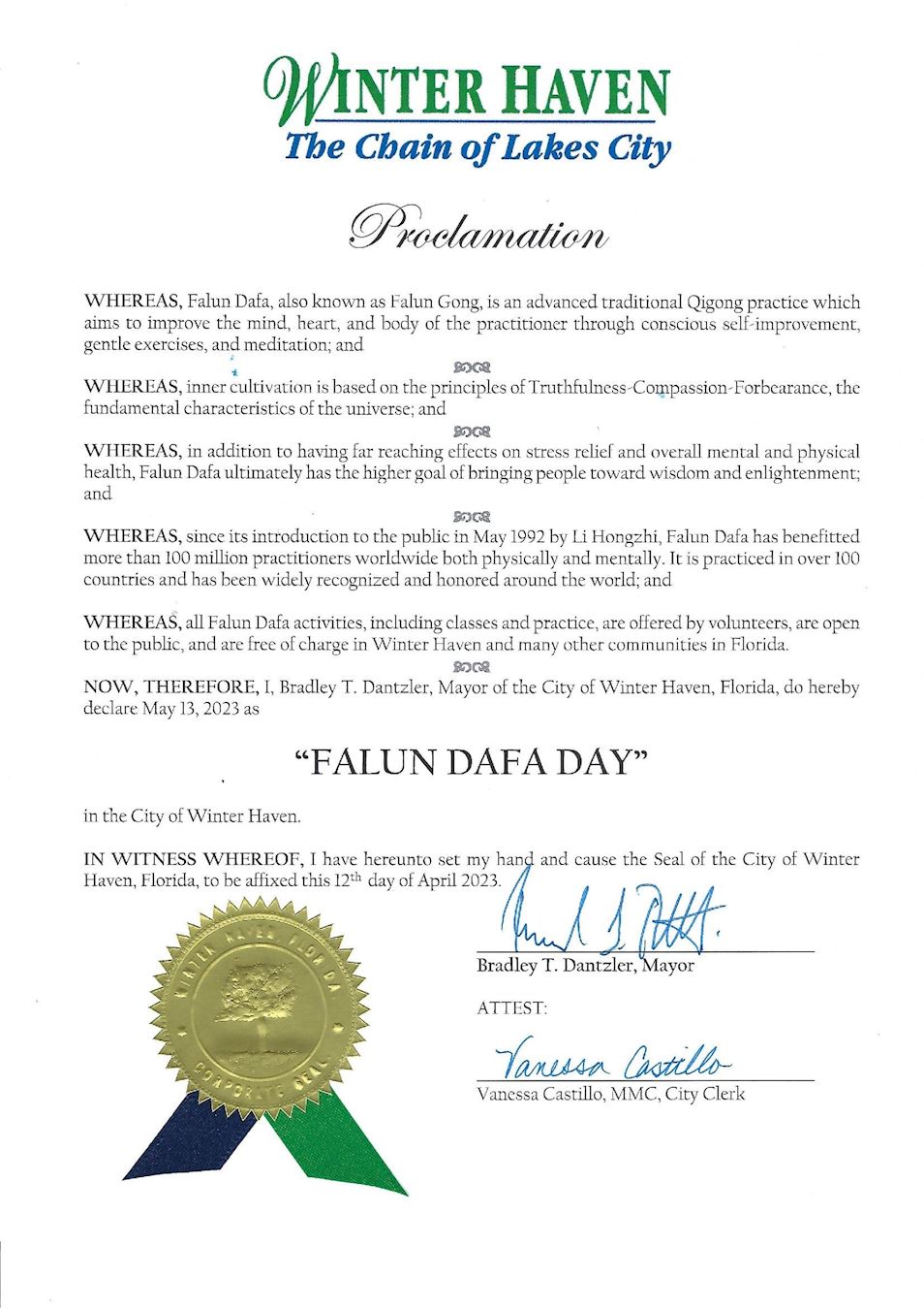 '图2:温特黑文市(Winter Haven)的市长布拉德利·丹茨勒(Bradley T Dantzler)颁发的褒奖令,宣布法轮大法日。'