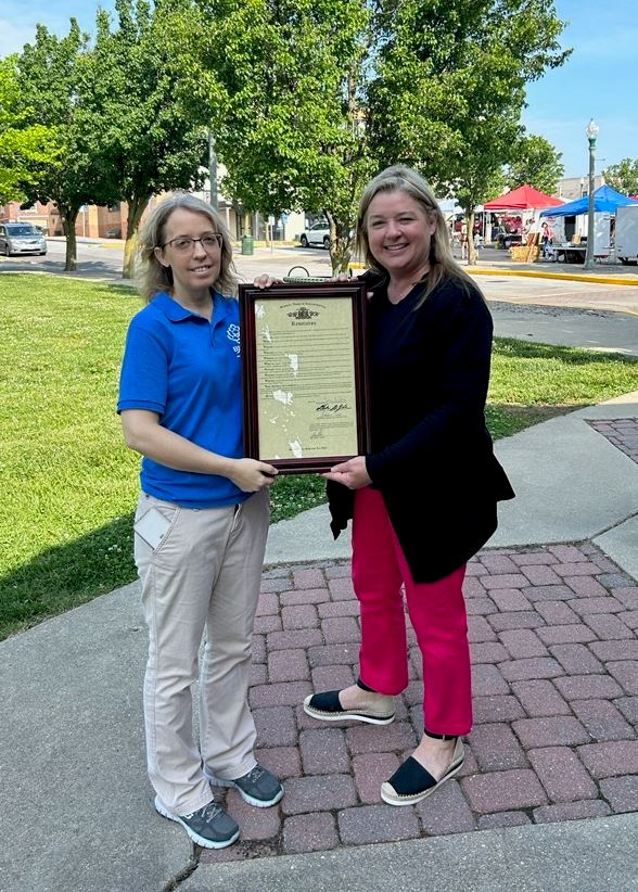 '图1:发起议案的密苏里州众议员塔拉·J·彼得斯 (Tara J. Peters,右)与法轮功学员合影'