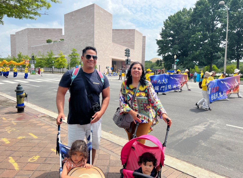 图24:莫妮卡希望以后能看到更多法轮大法的游行。