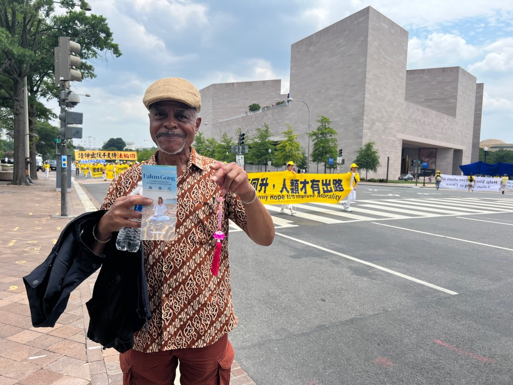 图25:杰克森鼓励法轮功学员们要坚持下去。