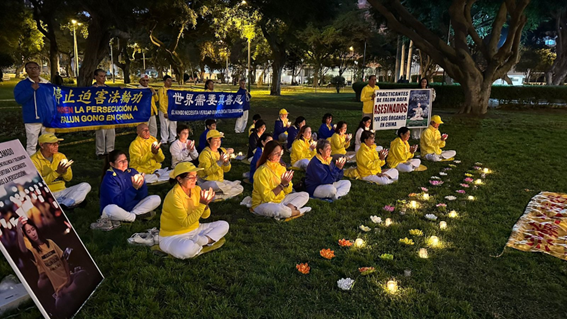 图6~7:傍晚,学员们在中共驻秘鲁大使馆前的草地上举办烛光守夜。