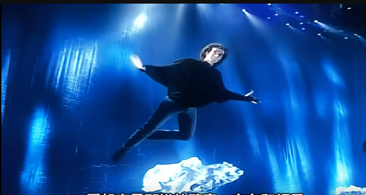 图2:大卫·科波菲尔表演“飞翔” (视频截图)