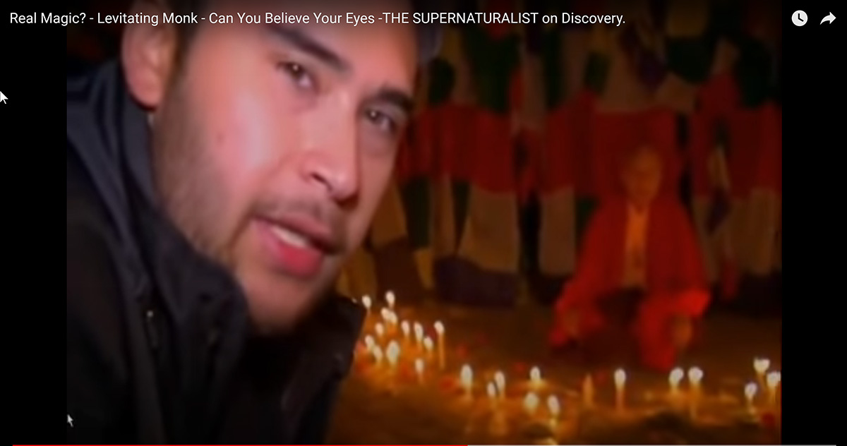 图5:僧人坐下,并开始念咒诀。