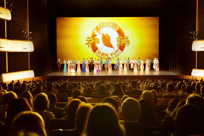 图8:二零二四年一月六日晚,美国神韵国际艺术团在德克萨斯州达拉斯市的AT&T演艺中心–温斯皮尔歌剧院上演了第九场演出,继续爆满。图为当晚演出谢幕照。(新<span style='max-width:0px!important;margin-left:-4px;color:#eee!important;'>!</span>唐<span style='max-width:0px!important;margin-left:-4px;color:#eee!important;'>!</span>人<span style='max-width:0px!important;margin-left:-4px;color:#eee!important;'>:</span>电视台)