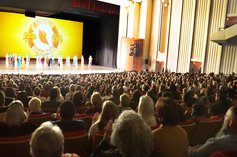 图9:二零二四年一月六日和七日,美国神韵新世界艺术团在美国乔治亚州亚特兰大的亚特兰大交响乐厅(Atlanta Symphony Hall)的三场演出均爆满。图为一月七日演出结束时,演员谢幕。(大<span style='max-width:0px!important;margin-left:-4px;color:#eee!important;'>.</span>纪<span style='max-width:0px!important;margin-left:-4px;color:#eee!important;'>.</span>元<span style='max-width:0px!important;margin-left:-4px;color:#eee!important;'>;</span>)