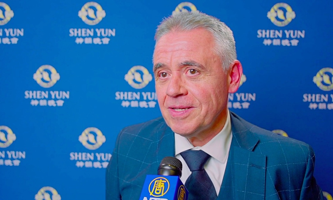 图10:二零二四年一月三日晚,意大利卡利亚里市议员皮尔路易吉·曼尼诺(Pierluigi Mannino)先生观看了美国神韵环球艺术团在卡利亚里的诗情剧场(Teatro Lirico)上演的首场演出。(新<span style='max-width:0px!important;margin-left:-4px;color:#eee!important;'>!</span>唐<span style='max-width:0px!important;margin-left:-4px;color:#eee!important;'>!</span>人<span style='max-width:0px!important;margin-left:-4px;color:#eee!important;'>:</span>电视台)