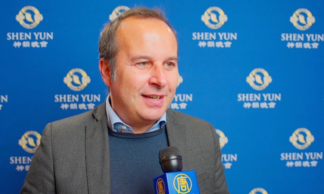 图11:意大利撒丁岛首府卡利亚里市副市长乔治·安吉斯(Giorgio Angius)先生观赏了演出后,赞叹神韵:““真的是出类拔萃的演出。”(新<span style='max-width:0px!important;margin-left:-4px;color:#eee!important;'>!</span>唐<span style='max-width:0px!important;margin-left:-4px;color:#eee!important;'>!</span>人<span style='max-width:0px!important;margin-left:-4px;color:#eee!important;'>:</span>电视台)