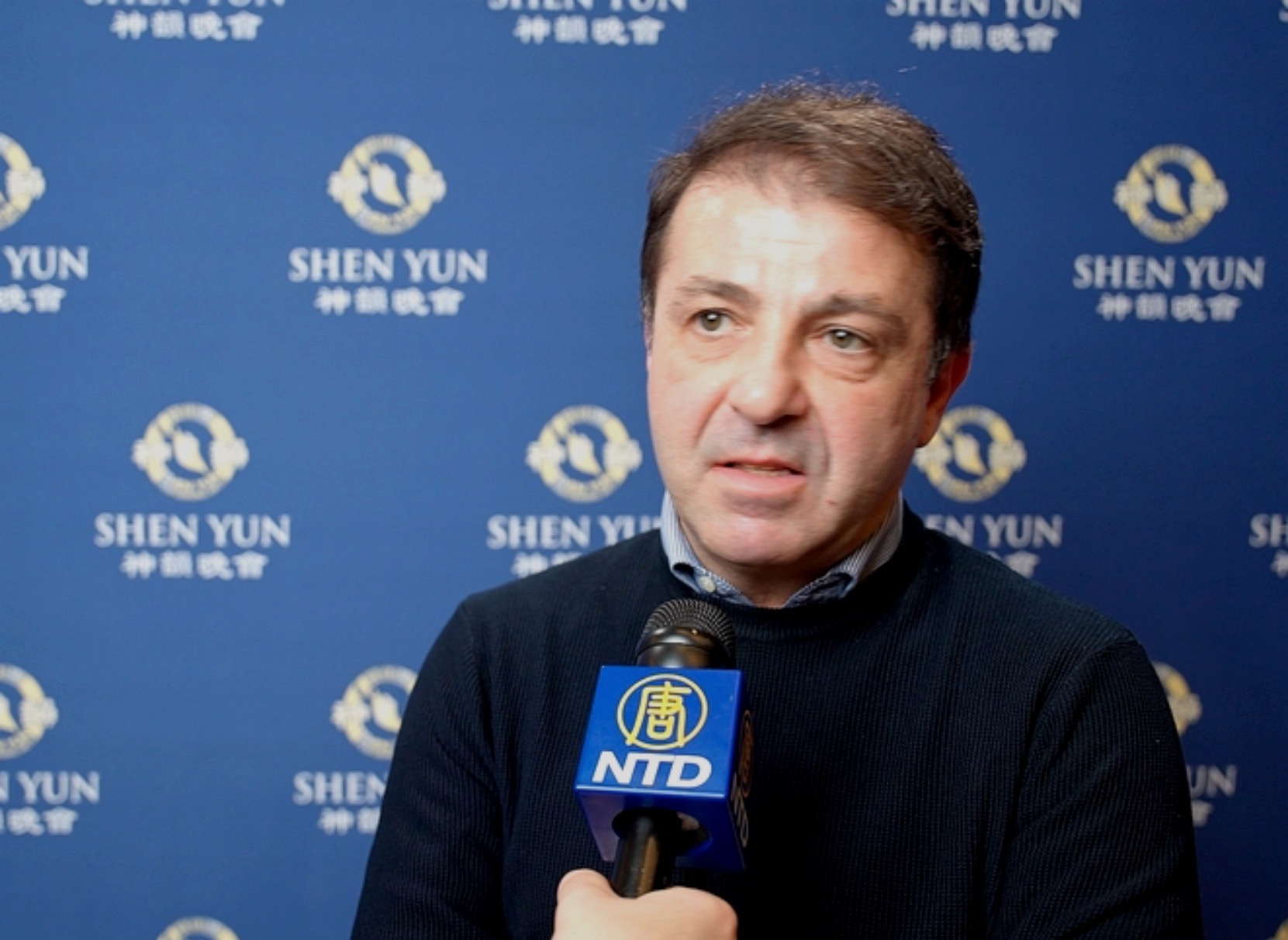 图12:二零二四年一月三日晚,意大利阿尔盖罗(Alghero)市行政官员、市议员法比奥·姆拉(Fabio Mura)观赏了神韵环球艺术团在卡利亚里诗情剧场(Teatro Lirico)的首场演出。(新<span style='max-width:0px!important;margin-left:-4px;color:#eee!important;'>!</span>唐<span style='max-width:0px!important;margin-left:-4px;color:#eee!important;'>!</span>人<span style='max-width:0px!important;margin-left:-4px;color:#eee!important;'>:</span>电视台)