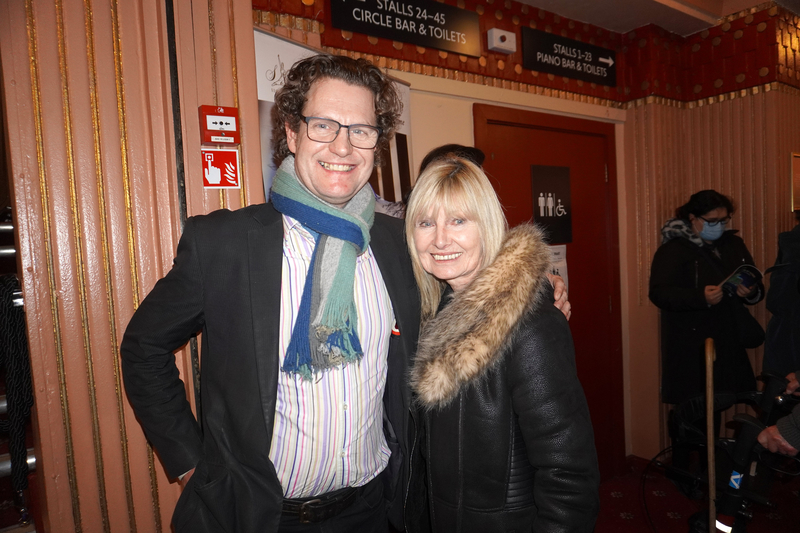 图16:二零二四年一月六日下午,戏剧演员保罗·科伦(Paul Curran)和母亲一同观看了美国神韵新纪元艺术团今年在英国牛津新剧院(New Theatre)的演出。(大<span style='max-width:0px!important;margin-left:-4px;color:#eee!important;'>.</span>纪<span style='max-width:0px!important;margin-left:-4px;color:#eee!important;'>.</span>元<span style='max-width:0px!important;margin-left:-4px;color:#eee!important;'>;</span>)