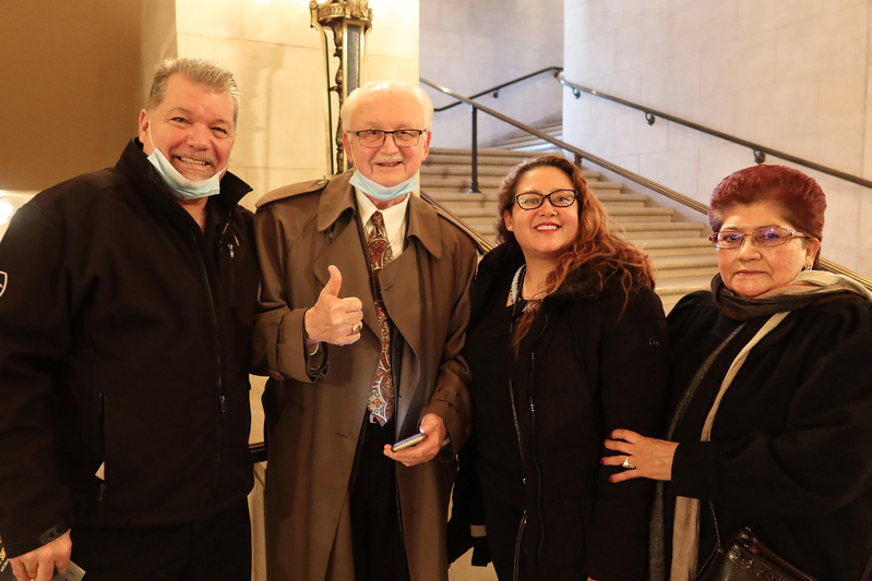 图17:一月六日下午, 一家律师事务所老板罗布斯托夫(Constantin Roboostoff)(左二) 和家人一起观赏了神韵世界艺术团在旧金山歌剧院的演出。(大<span style='max-width:0px!important;margin-left:-4px;color:#eee!important;'>.</span>纪<span style='max-width:0px!important;margin-left:-4px;color:#eee!important;'>.</span>元<span style='max-width:0px!important;margin-left:-4px;color:#eee!important;'>;</span>)