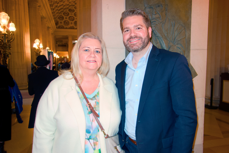 图18:二零二四年一月四日下午, 旧金山交响乐团首席执行官马修·斯皮威(Matthew Spivey)和母亲在旧金山歌剧院观赏了神韵世界艺术团的首场演出。(大<span style='max-width:0px!important;margin-left:-4px;color:#eee!important;'>.</span>纪<span style='max-width:0px!important;margin-left:-4px;color:#eee!important;'>.</span>元<span style='max-width:0px!important;margin-left:-4px;color:#eee!important;'>;</span>)