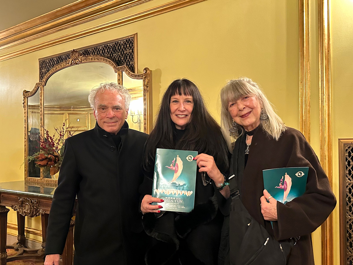 图19:二零二三年一月七日,退休前从事房地产生意的黛安·皮瓦(Dianne Piva,中)邀请了二位朋友,珠宝设计师彼得(Peter,左)和伊莱恩·皮埃里(Elaine Pieri,右)观赏了神韵在旧金山歌剧院的演出。(明慧网)