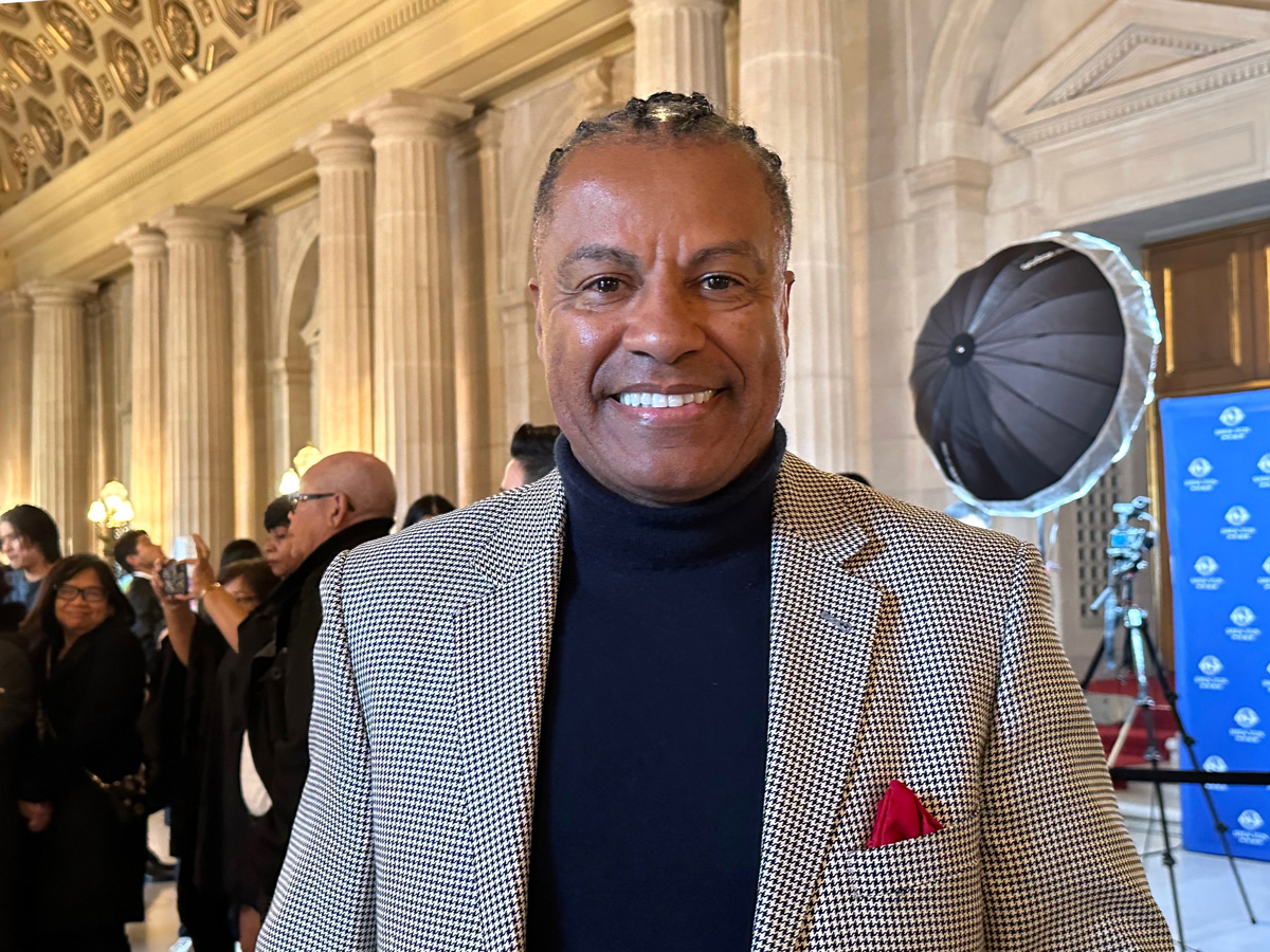 图20:一月七日,经营多家企业的埃里克·鲁尔(Eric Roul)观赏了神韵在旧金山歌剧院的最后一场演出。(明慧网)