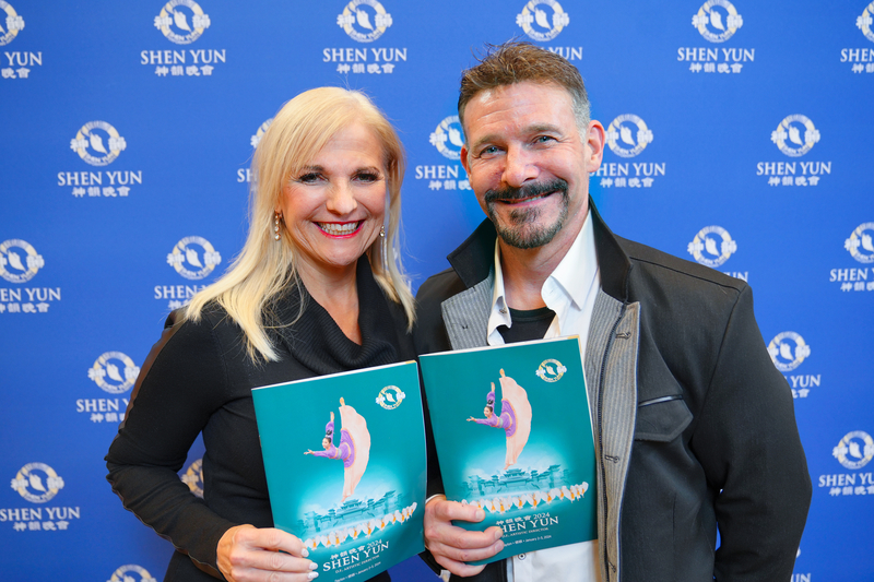 图21:二零二四年一月三日晚,作家、记者贾尼丝·海斯尔(Janice Hisle)和丈夫迈克·海斯尔(Mike Hisle)在美国俄亥俄州代顿疏斯特艺术中心(Schuster Performing Arts Center)观看了神韵巡回艺术团的演出。(新<span style='max-width:0px!important;margin-left:-4px;color:#eee!important;'>!</span>唐<span style='max-width:0px!important;margin-left:-4px;color:#eee!important;'>!</span>人<span style='max-width:0px!important;margin-left:-4px;color:#eee!important;'>:</span>电视台)