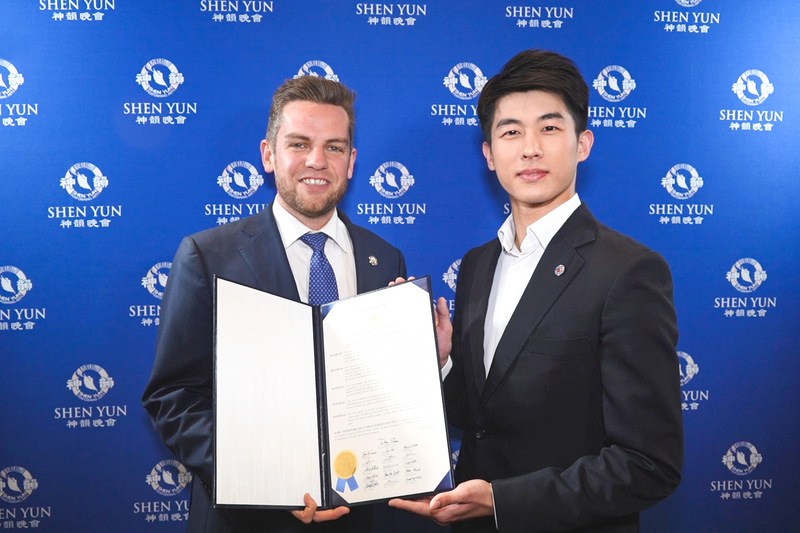 图23:二零二四年一月五日晚,亚特兰大市议员马特·维斯特穆尔兰德(Matt Westmoreland,左)亲临亚特兰大交响乐厅(Atlanta Symphony Hall)为神韵演出颁发褒奖。右为神韵主要领舞演员陈柏维。(新<span style='max-width:0px!important;margin-left:-4px;color:#eee!important;'>!</span>唐<span style='max-width:0px!important;margin-left:-4px;color:#eee!important;'>!</span>人<span style='max-width:0px!important;margin-left:-4px;color:#eee!important;'>:</span>电视台)
